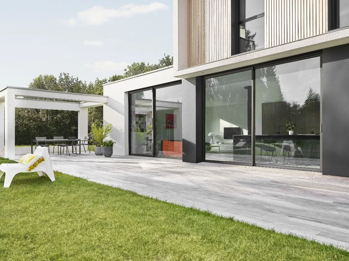 Maison ultra moderne avec de grandes baies vitrées posées par Actiba Menuiseries