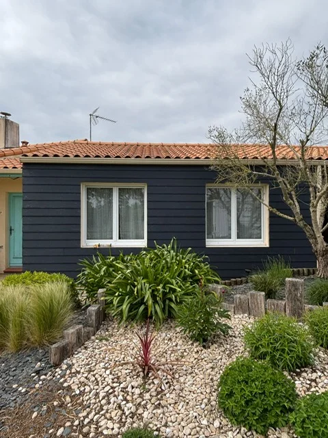 Réalisation d'un bardage en PVC de couleur gris anthracite par Actiba Menuiseries
