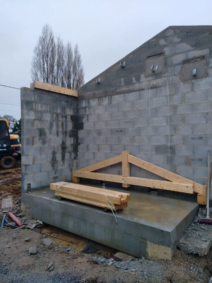 Mise en place d'une charpente en bois pour un chantier de maison individuelle à Saint Hilaire de Loulay en Vendée
