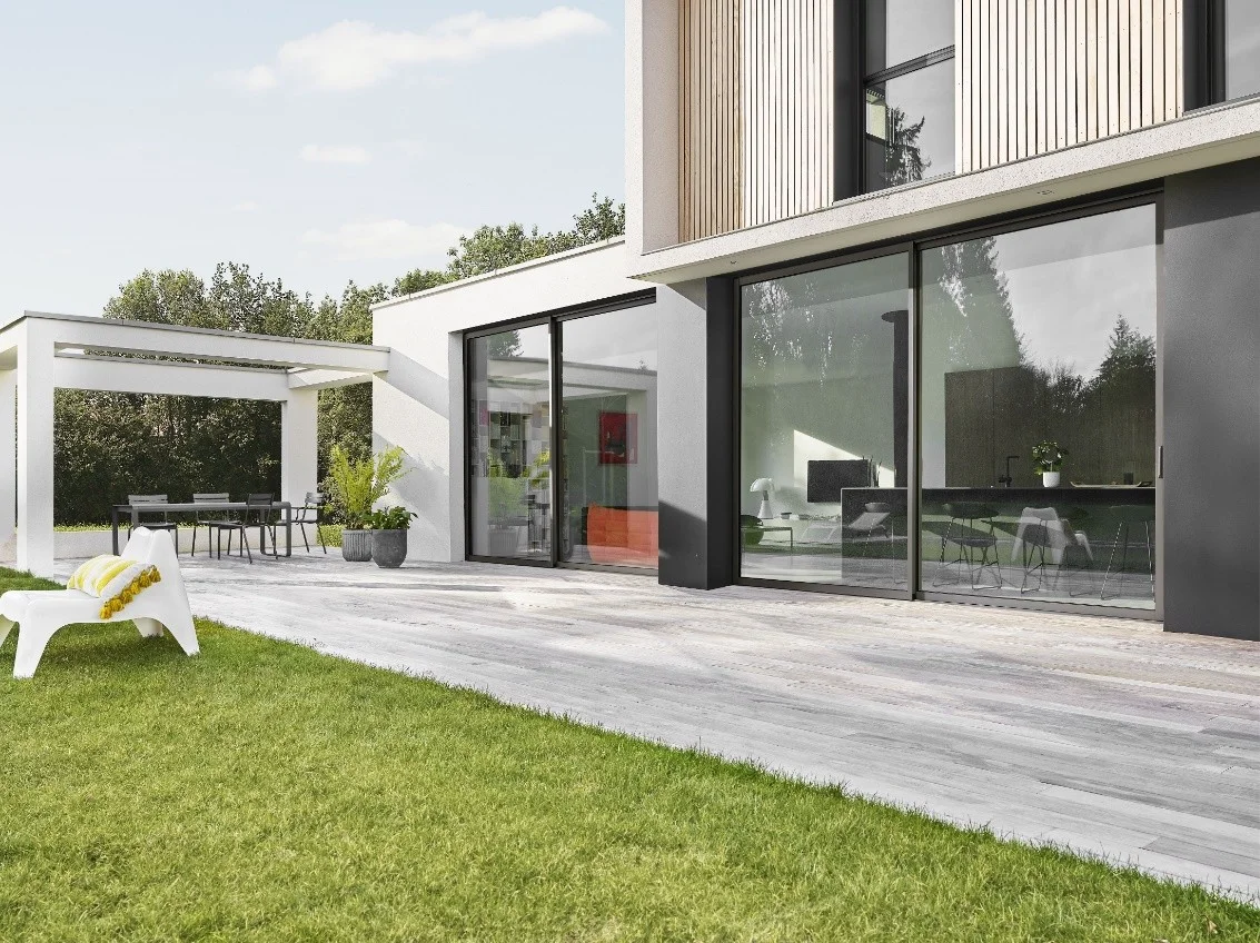 Maison ultra moderne avec de grandes baies vitrées posées par Actiba Menuiseries