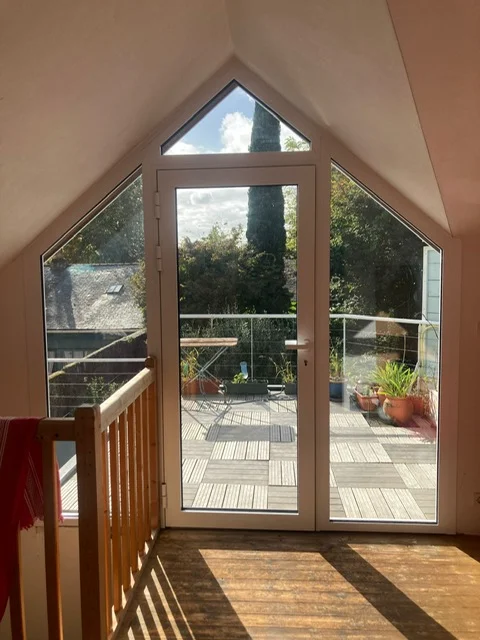 Porte-fenêtre blanche en PVC vue de l'intérieur. Un changement pour un rendu plus robuste, moderne et durable.e