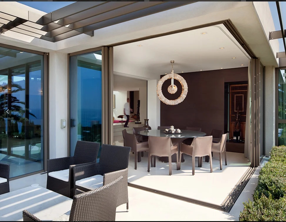 Terrasse moderne avec baie vitrée