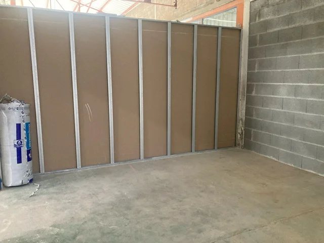 Cloison sèche installée par Actiba Menuiseries à Montaigu-Vendée. Ossature métallique et isolation d'une cloison.