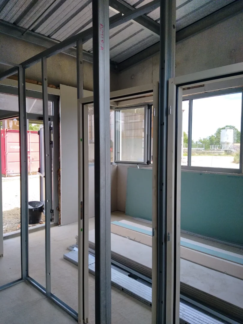 Ossature métallique d'une cloison sèche en cours de construction.