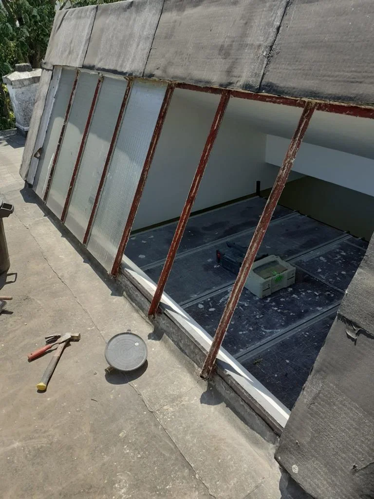 Verrière extérieure en rénovation avant intervention. L'ossature métallique de cette ancienne verrière est rouillée.