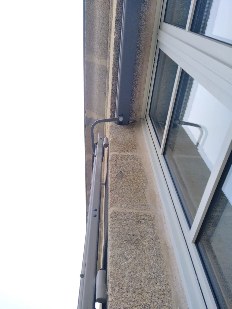 Vue de dessous montrant le fonctionnement du battant motorisé pouvant rabattre automatiquement le volet.