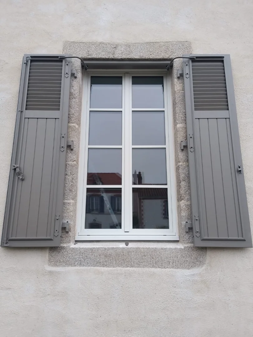 Fenêtre avec volets gris dans un style rustique, un projet mené par Actiba enuiseries.